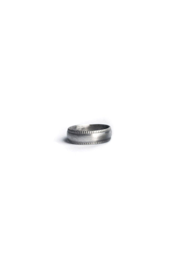 [Color: Silver Pattern] A sterling silver band with pattern edge from Moon pi jewelry. 