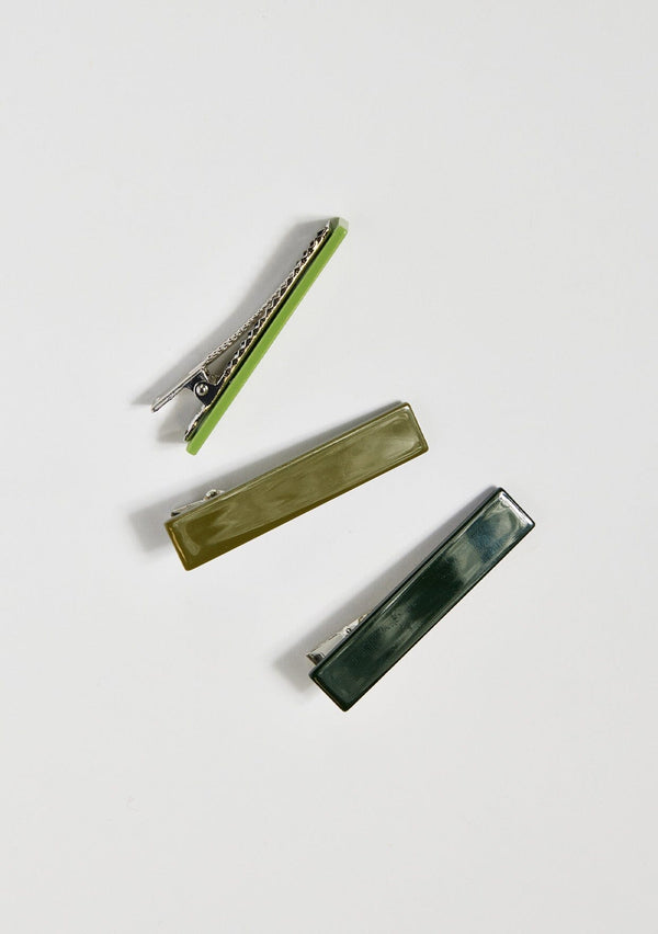 [Color: Tea] A set of 3 alligator style hair clips in monochromatic shades of green.