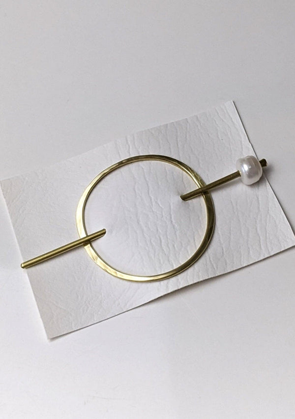 [Color: Cream] A classic brass hairpin with a cream pearl accent. 