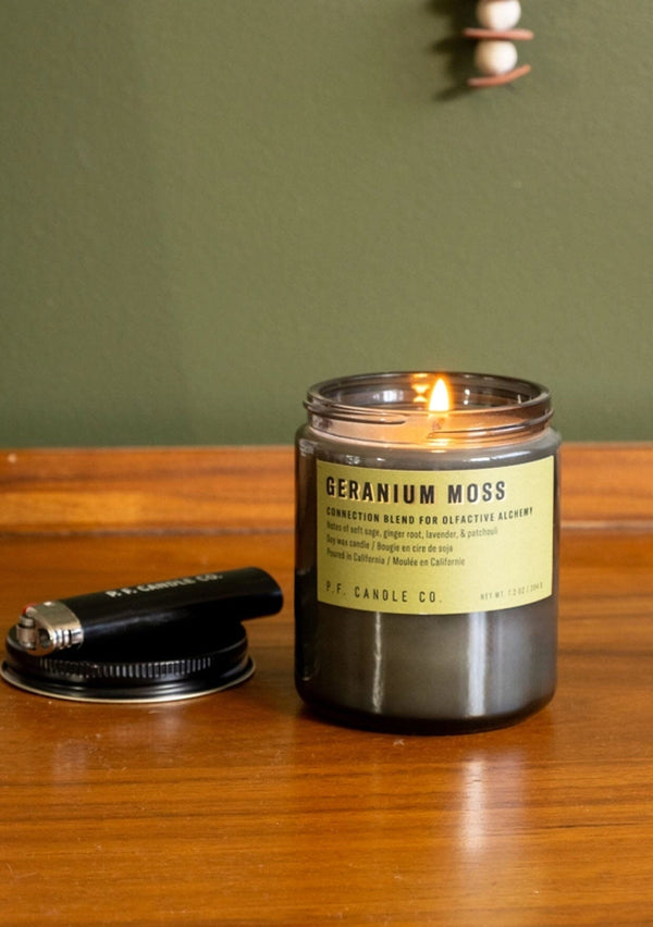 [Size: 7.2 oz Standard] PF Candle Company geranium moss candle. Your search for the perfect summer candle scent is over! A connection blend to soak up the present moment, with notes of soft sage, ginger root, lavender, and patchouli. Inspired by overgrown wildflowers rooted in fresh earth, formulated with upcycled cedarwood and sustainable patchouli.